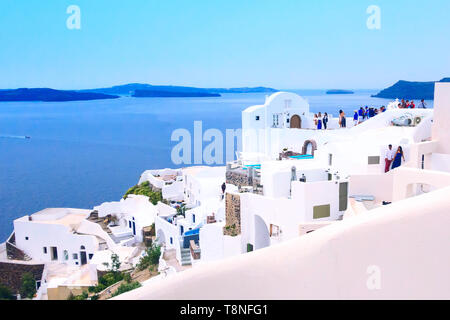 Isola di Santorini, Grecia - 25 Aprile 2019: case bianche con caldera blue sea view in Oia Foto Stock