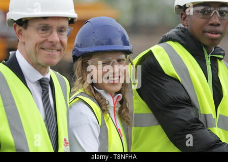 Katrina Hart con il sindaco di West Midlands durante il cerimoniale di rottura di massa del Commonwealth Games 2022 Villaggio Atleti, in Perry Barr, Birmingham Foto Stock