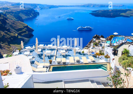 Oia, cafe tabelle caldera con vista mare a Santorini isola di bianco e blu con case, Grecia Foto Stock