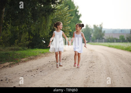 Migliore happy amici a giocare nel parco di estate Foto Stock