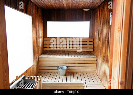 Sauna con panchine e benna Foto Stock