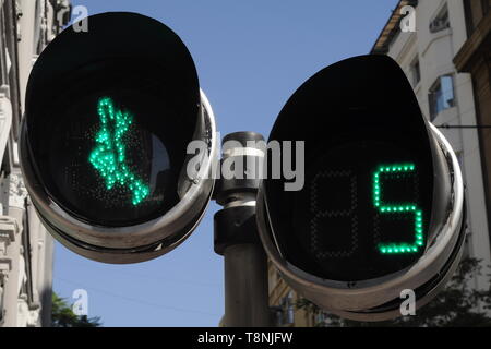 Attraversamento pedonale LUCI IN SANTIAGO - verde, 5 SECONDI PER ROSSO - AFFRETTATI Foto Stock