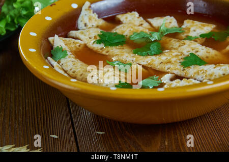 Frittatensuppe ,crêpe-style frittelle di minestra o brodo di carne . Nazionale austriaca, cucina tradizionale piatti assortiti, vista dall'alto. Foto Stock