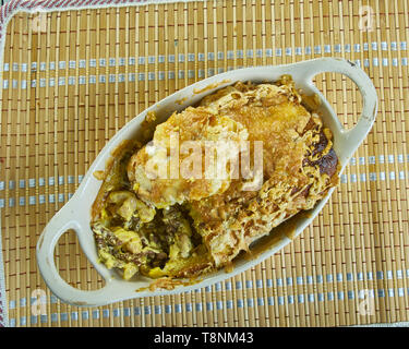 Peperoncino Cornbread casseruola, impertinente in casa chili è soffocato con un formaggio cremoso Foto Stock