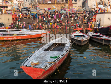 Le imbarcazioni turistiche sul Fiume Gange vicino a Prayag ghat Varanasi, India Foto Stock