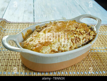 Peperoncino Cornbread casseruola, impertinente in casa chili è soffocato con un formaggio cremoso Foto Stock