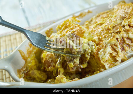 Peperoncino Cornbread casseruola, impertinente in casa chili è soffocato con un formaggio cremoso Foto Stock