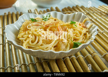 Bang Bang Pasta Gamberi in una salsa a base di maionese, salsa al peperoncino dolce e Sriracha Foto Stock