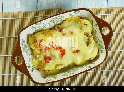 Crema di Pollo Pepperjack Enchiladas, caricato con enchilada salsa di panna acida Foto Stock