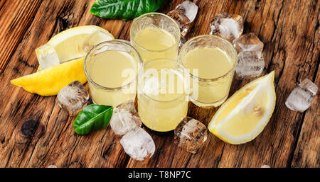 Italiano di liquore di limone.Limoncello - il più popolare liquore locale Foto Stock