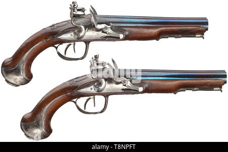 Una coppia di argento francese-montato, doppi flintlock pistols, circa 1780 parallelo, (nuova) brunito canne lisce in 13 mm di calibro con resti di intarsi in oro in pantaloni. Flintlocks liscia con le piastre di chiusura curve. Florally legno di noce intagliato stock con stampigliato arredi d'argento, il pomo caps con antichi simili, diversi busti ritratto. Sostituito ramrods con punte in ferro. Lunghezza 31 cm ciascuno. storico, storico, civile pistola, civile pistole, palmare, Gun, pistole, armi da fuoco, braccio di fuoco, armi da fuoco, armi da fuoco, armi, armi, arma, braccio, xviii ce, Additional-Rights-Clearance-Info-Not-Available Foto Stock