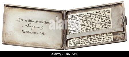 Fedor von Bock (1880 - 1945) - un caso di sigaretta dal Principe Ereditario, un epaulette come generale Maresciallo di Campo e varie insegne presentazione caso di sigaretta dal principe ereditario Wilhelm, Natale 1917. Argento, con applicato il blu smaltata, Gold Crown Prince's monogramma, all'interno con incisa una dedizione 'Herrn grandi von Bock - Wilhelm - Weihnachten 1917' e '925' marchio di finezza, dimensioni 80 x 110 mm, peso 160 g. Il principe ereditario, in cui esercito gruppo 'Deutscher Kronprinz' von Bock era un generale dello staff officer, apprezzato von Bock così tanto che aveva chiesto di versare l, Editorial-Use-solo Foto Stock