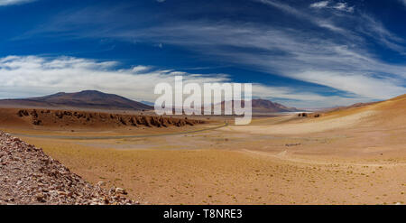 La formazione di pietra Pacana monaci vicino Salar De Tara panorama, il Deserto di Atacama Foto Stock