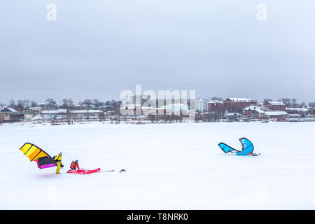 Gli atleti in inverno è in preparazione un aquiloni per Snowkiting Foto Stock