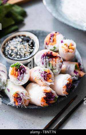 Asian vietnamita involtini primavera o carta in rotoli di riso farciti con cavolo rosso, gamberi, vetro spaghetti di riso e carote Foto Stock