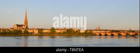 Francia, Gironde (33), Bordeaux, zona classée Patrimoine Mondial de l'UNESCO, Pont de Pierre au-dessus de la Garonne, en arrière plan la Basilique Sain Foto Stock