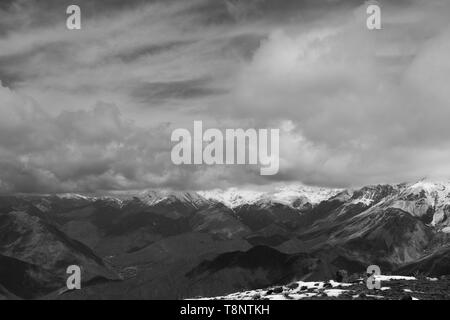 Un paesaggio di montagna innevata a Tehran, Iran. Foto Stock