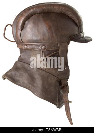 Una pelle protettiva casco per gli osservatori di palloncino in pelle marrone. Tre rotoli imbottito in alto, paraorecchi con premere il pulsante chiusura in corrispondenza di lati, visiera in pelle. Collo amovibile di protezione, sette marrone in ferro laccato premere i pulsanti. Dal sottogola con anello di metallo. Anello in cuoio per il fissaggio di aviatore occhiali sul retro. Grigio-verde fodera di lana, marrone Fascia assorbisudore in pelle. No Maker's Mark visibile. Il casco è simile a quella di caschi in il prussiano Flying Corps. Il palloncino osservatori sono stati utilizzati come l'artiglieria 'occhio'. All'inizio della prima guerra mondiale sono il bersaglio primario della enem, Editorial-Use-solo Foto Stock