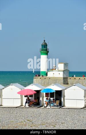 Francia, Seine Maritime, Le Treport, cabine da spiaggia sulla spiaggia di ciottoli, jetty e il faro Foto Stock