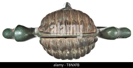 Un Central European cerimoniale ornamento superiore con motivi figurativi, Urnfield Periodo, decimo - VIII secolo A.C. il bronzo cerimoniale di Terminale per tenda realizzato in più pezzi con fine verde smeraldo di patina. Su entrambi i lati applicate teste maschio con intricati lavorato capelli. Gli occhi originariamente intarsiato con materiale organico, presumibilmente osso o avorio. Due occhielli laterali conformate come uccelli' teste. Sottile presa terminale per tenda realizzato in due pezzi. Altezza 8 cm. Superbamente predisposto opera in bronzo che probabilmente fu usato per i riti di culto. Provenienza: Collezione privata a Brno, nella famiglia, poss Additional-Rights-Clearance-Info-Not-Available Foto Stock
