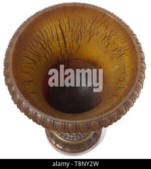 Un grande rinoceronte indiano horn cup, 1800 Grande, un pezzo scolpito cup, realizzata dal corno di un imponente rinoceronte maschio. Il moltiplicare messo piede finemente scolpiti con foglie e un tallone-e-pattern dell'aspo. La base del bicchiere curvo con decorazione gadrooned, il bordo svasato abbellito con palmettes in rilievo. In buone condizioni, l'interno della tazza con lievi incrinature di età. Altezza 24,5 cm, diametro 17 cm, peso 983 g. storica, storica del XIX secolo, Additional-Rights-Clearance-Info-Not-Available Foto Stock