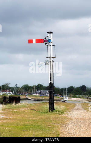 Restaurato segnale sul percorso del vecchio treno Hayling Billy sull'isola di Hayling, ora un percorso costiero Foto Stock