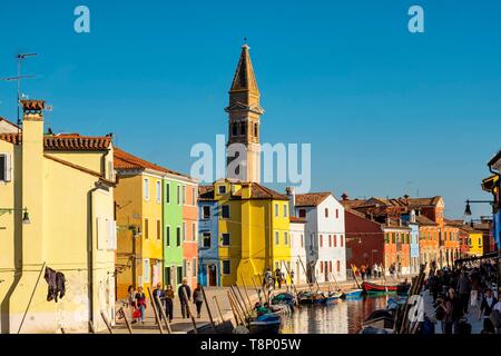 L'Italia, Veneto, Venezia elencati come patrimonio mondiale dall' UNESCO, le facciate colorate di Isola di Burano Foto Stock