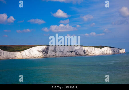 Le Bianche Scogliere di Dover, visto dal canale inglese traghetto, Kent, Inghilterra Foto Stock