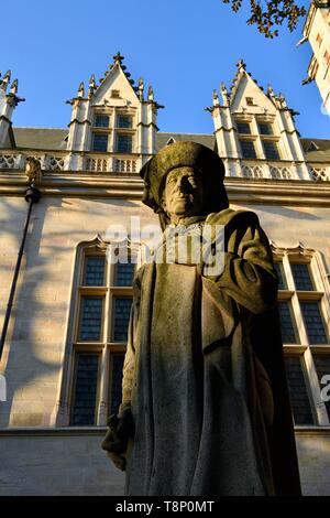 Francia, Cote d'Or, paesaggio culturale di Borgogna climi elencati come patrimonio mondiale dall' UNESCO, Dijon, il Palazzo dei Duchi di Borgogna, Statua di Philippe le Bon Foto Stock