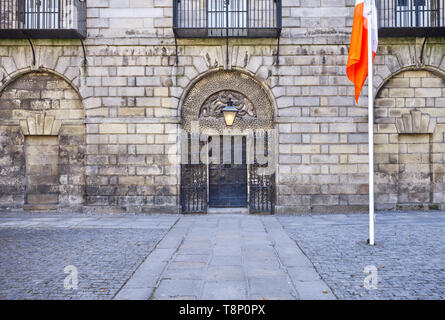 La porta principale della prigione di Kilmainham a Dublino, Irlanda Foto Stock