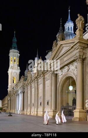 Spagna, regione di Aragona, provincia di Zaragoza, Zaragoza, Semana Santa (Pasqua) Celebrazioni, Basilica de Nuestra Senora de Pilar in background Foto Stock