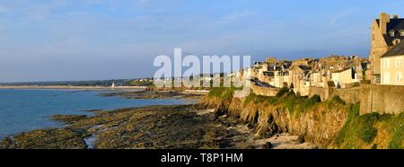 Francia, Manche, Cotentin, Granville, la città alta costruito su di un promontorio roccioso all'estrema punta orientale della baia di Mont Saint Michel Foto Stock