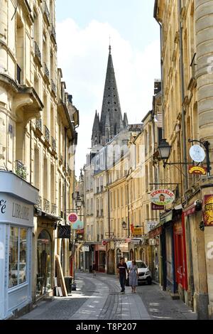 Francia, Calvados, Caen, rue Froide e St Sauveur chiesa Foto Stock