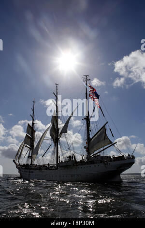 USCG barque EAGLE entra nel Solent vicino l'Isola di Wight Foto Stock