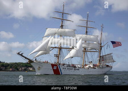 USCG barque EAGLE entra nel Solent vicino l'Isola di Wight Foto Stock