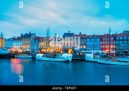 Nyhavn canal al crepuscolo, Copenaghen, Hovedstaden, Danimarca Foto Stock