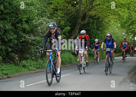 I ciclisti che partecipano al Birmingham Velo, giro in bicicletta, Birmingham, Regno Unito Foto Stock