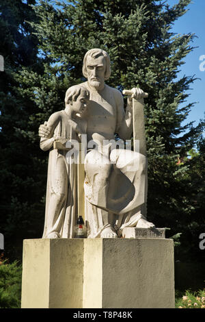 La scultura di fronte la chiesa parrocchiale di San Pietro e Paolo in Puck. Polonia Foto Stock