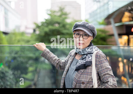 Moda Donna Taiwanese di etnia cinese in giro per la città Foto Stock