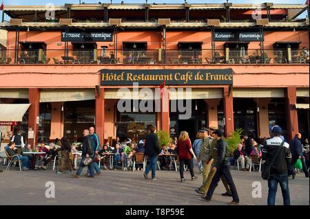 Il Marocco, Alto Atlante, Marrakech città imperiale, Medina elencati come patrimonio mondiale dall' UNESCO, Piazza Jemaa El Fna, il Café de France Foto Stock