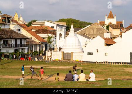Sri Lanka, della provincia meridionale, Galle, Galle Fort o Fort olandese elencati come patrimonio mondiale dall' UNESCO, Sri Sudharmalaya tempio buddista e a tutti i santi della Chiesa Anglicana in background Foto Stock