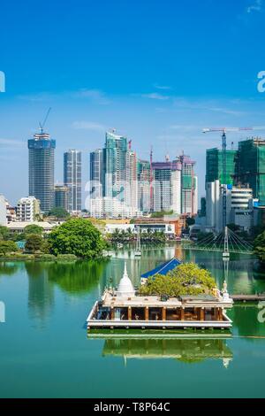 Sri Lanka, Colombo, Wekanda distretto, Vederema Malakaya tempio buddista nel lago di Beira Foto Stock