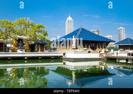 Sri Lanka, Colombo, Wekanda distretto, Vederema Malakaya tempio buddista nel lago di Beira Foto Stock