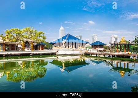 Sri Lanka, Colombo, Wekanda distretto, Vederema Malakaya tempio buddista nel lago di Beira Foto Stock