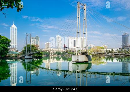 Sri Lanka, Colombo, Wekanda distretto, passerella pedonale su Beira Lago Foto Stock