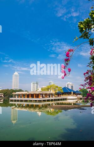 Sri Lanka, Colombo, Wekanda distretto, Vederema Malakaya tempio buddista nel lago di Beira Foto Stock