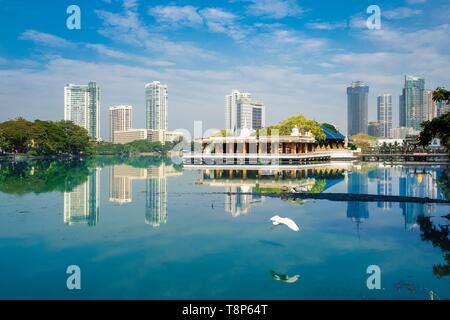 Sri Lanka, Colombo, Wekanda distretto, Vederema Malakaya tempio buddista nel lago di Beira Foto Stock