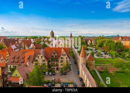 Antenna di incantevole vista panoramica di Rothenburg ob der Tauber in una bella giornata con cielo blu in Baviera, Germania. Il famoso e ben conservato centro storico medievale... Foto Stock