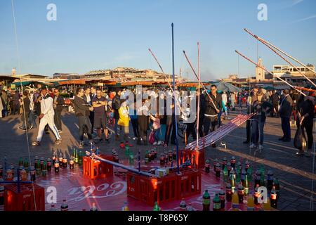 Il Marocco, Alto Atlante, Marrakech città imperiale, medina elencati come patrimonio mondiale dall' UNESCO, Piazza Jemaa El Fna, gioco della pesca Foto Stock