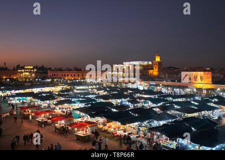 Il Marocco, Alto Atlante, Marrakech città imperiale, medina elencati come patrimonio mondiale dall' UNESCO, Piazza Jemaa El Fna al crepuscolo, ristoranti bancarelle Foto Stock